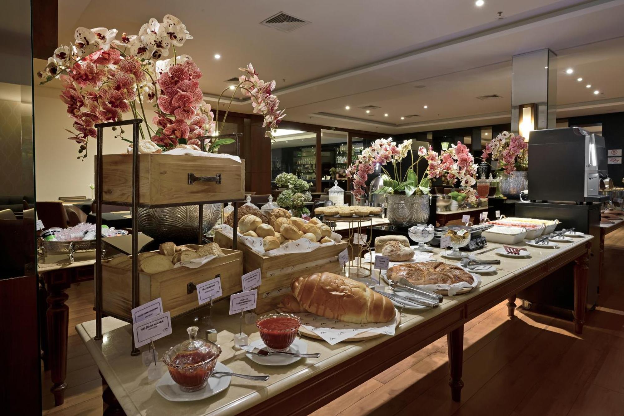 Hotel Mont Blanc Premium Ribeirão Preto Buitenkant foto A buffet at a hotel