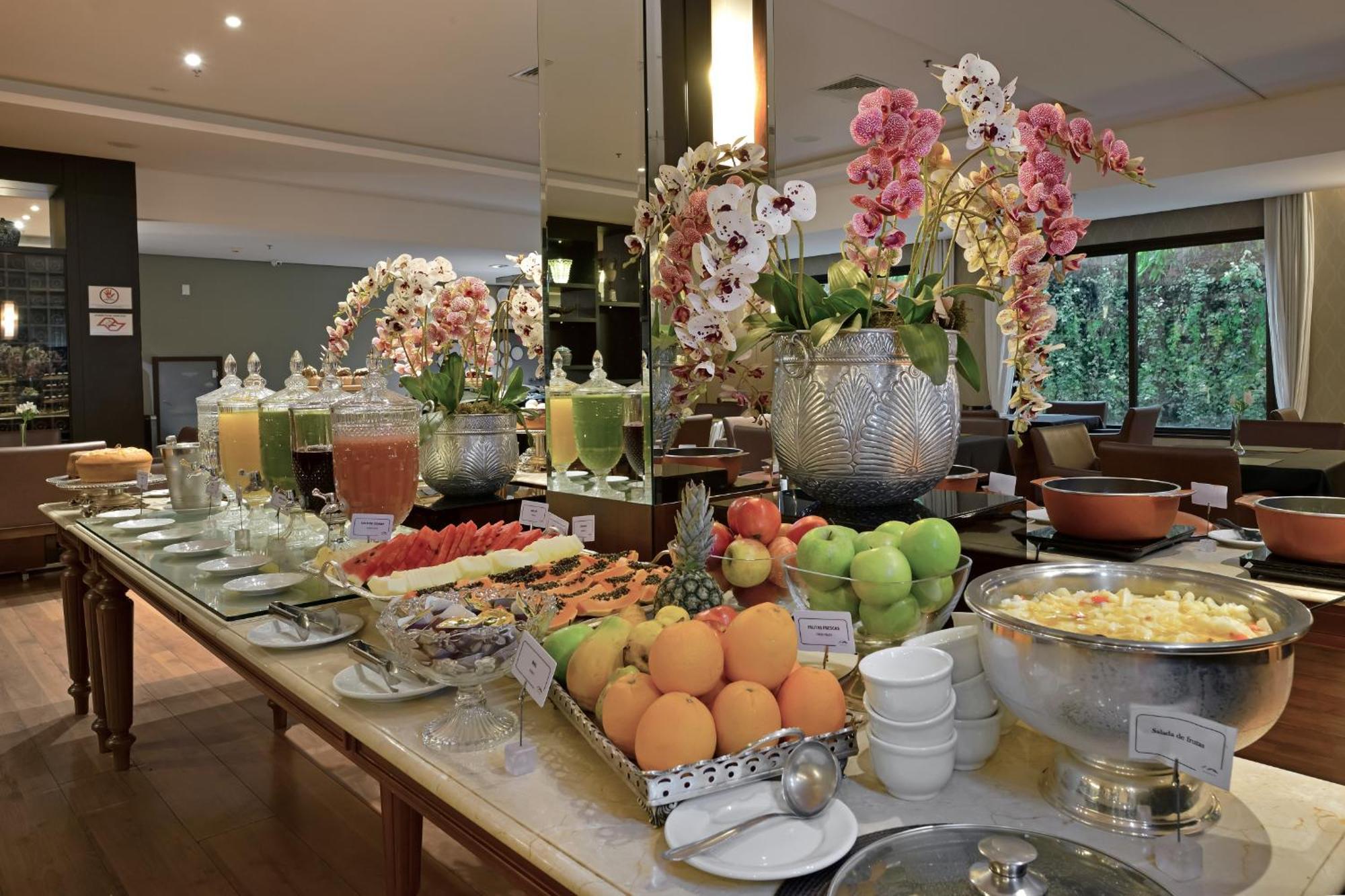 Hotel Mont Blanc Premium Ribeirão Preto Buitenkant foto A fruit buffet