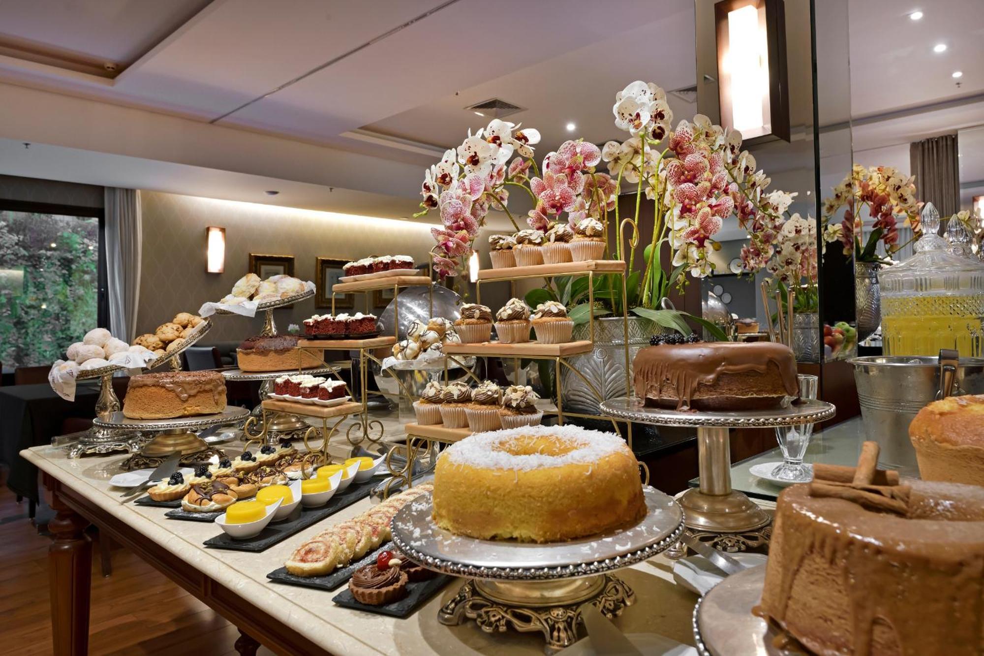 Hotel Mont Blanc Premium Ribeirão Preto Buitenkant foto A dessert buffet