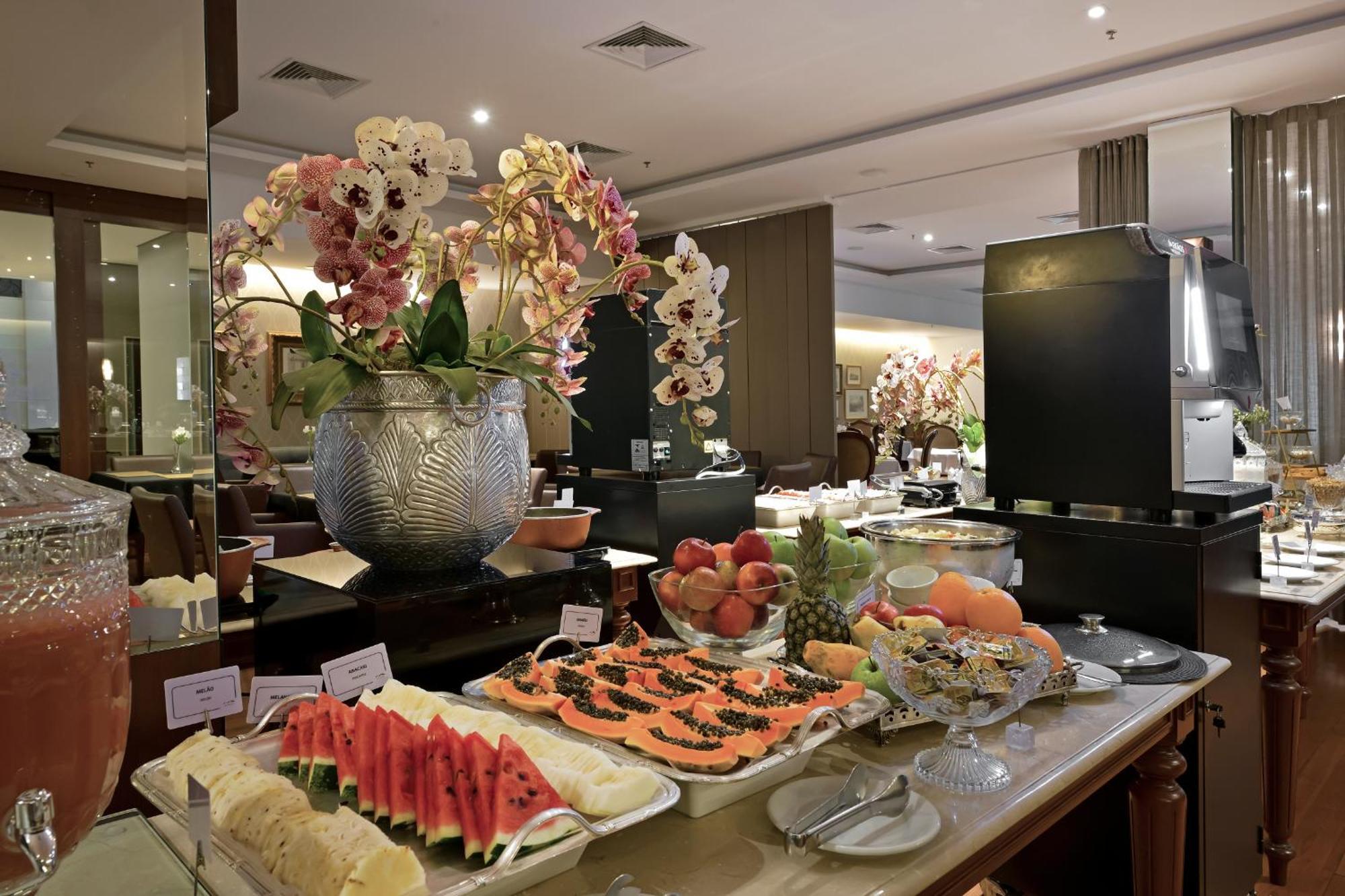 Hotel Mont Blanc Premium Ribeirão Preto Buitenkant foto A fruit salad buffet