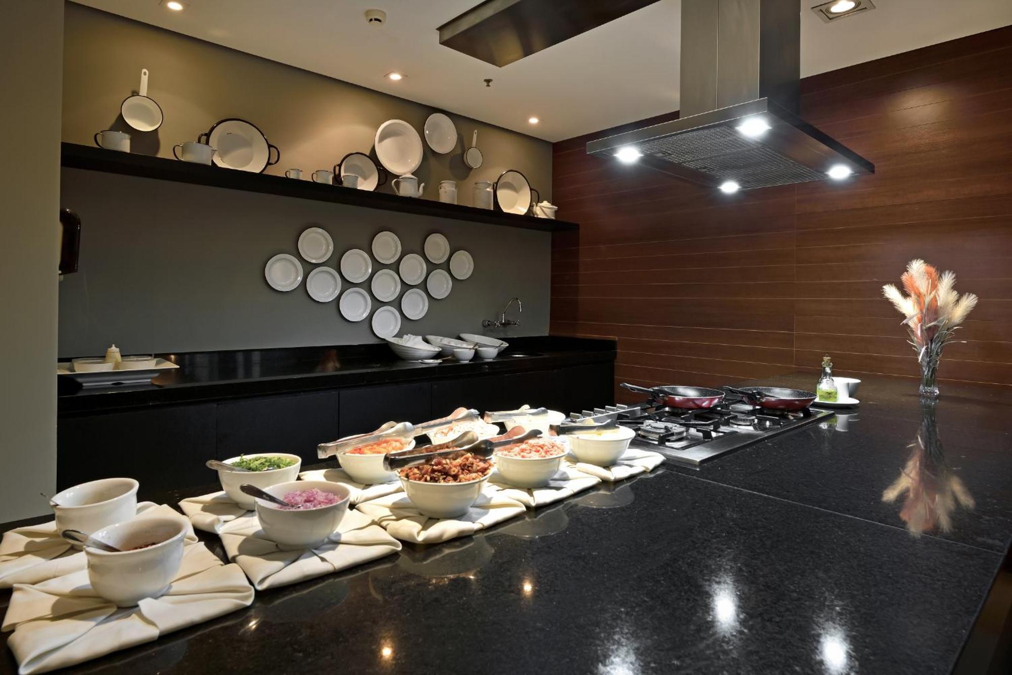 Hotel Mont Blanc Premium Ribeirão Preto Buitenkant foto A buffet at a hotel