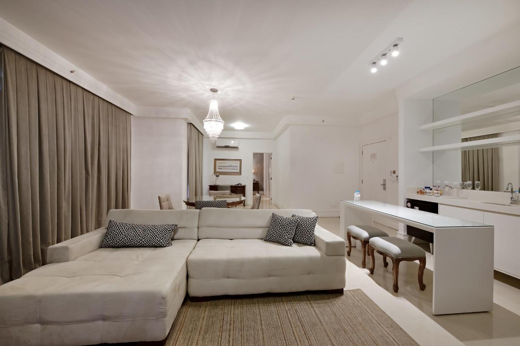 Hotel Mont Blanc Premium Ribeirão Preto Kamer foto A living room with a wet bar