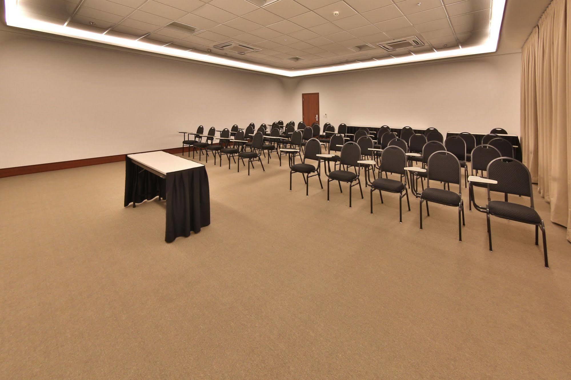 Hotel Mont Blanc Premium Ribeirão Preto Buitenkant foto A typical meeting room